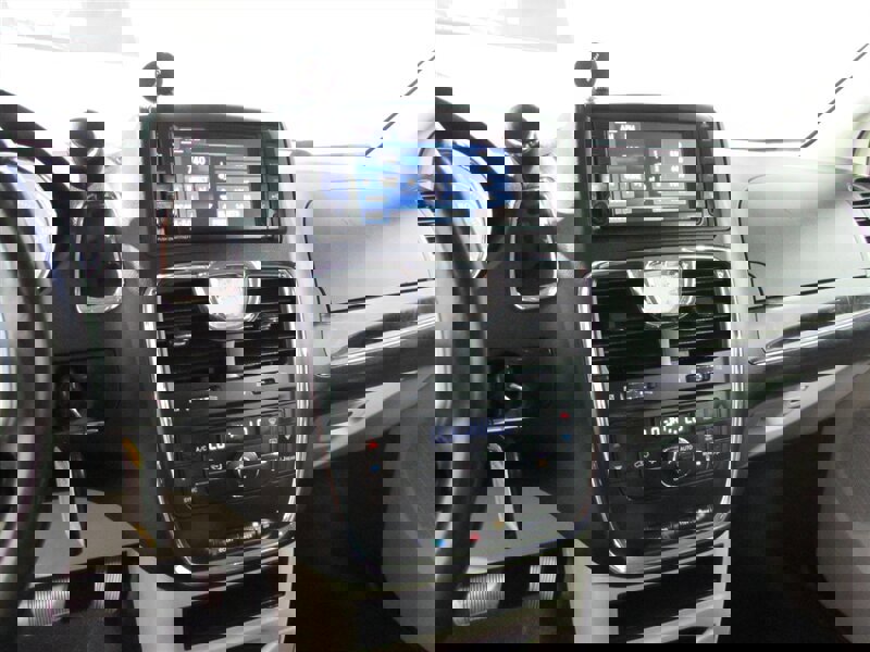 Used 2014 Chrysler Town & Country Touring image 76