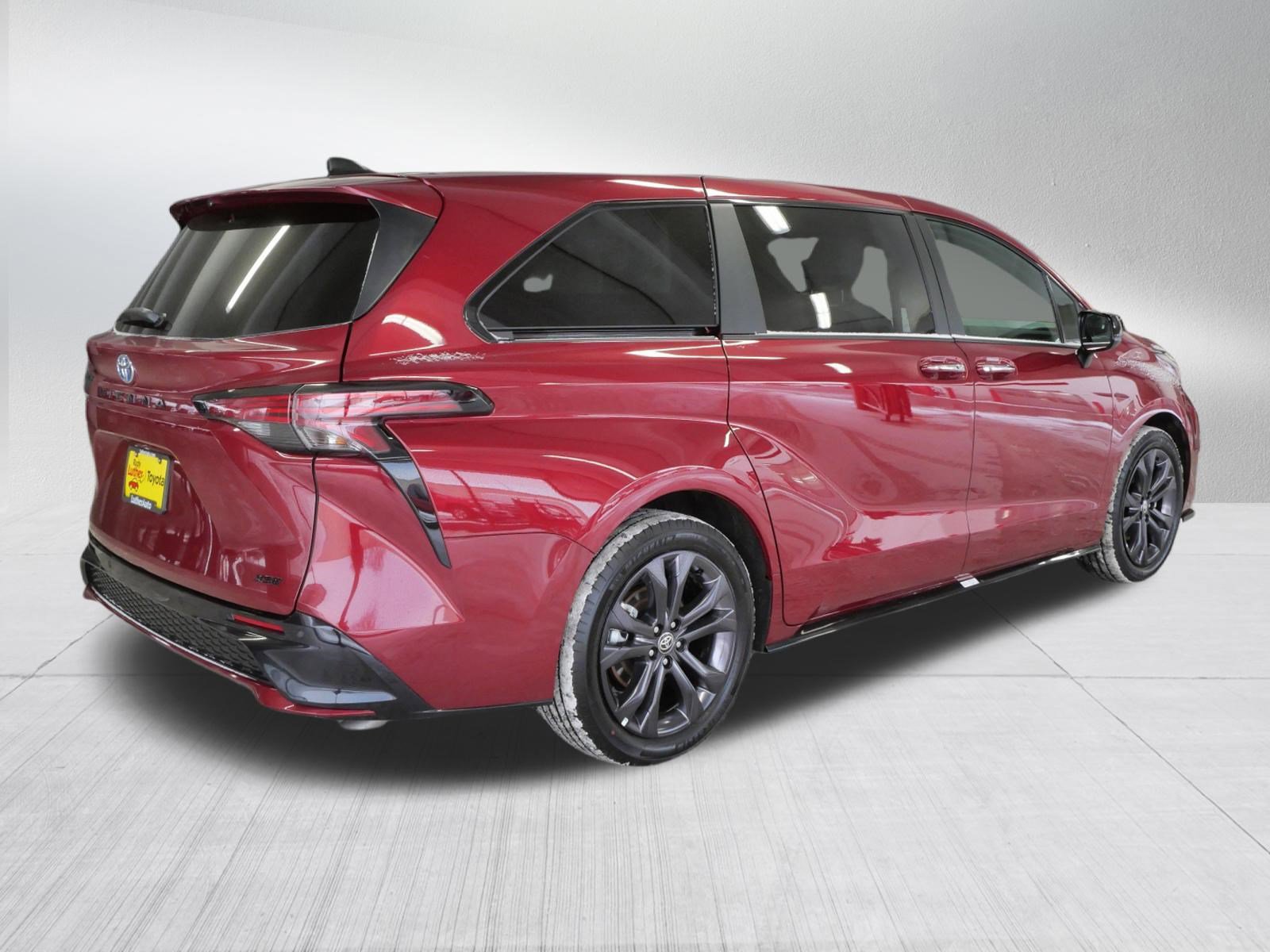 Certified 2025 Toyota Sienna XSE image 8