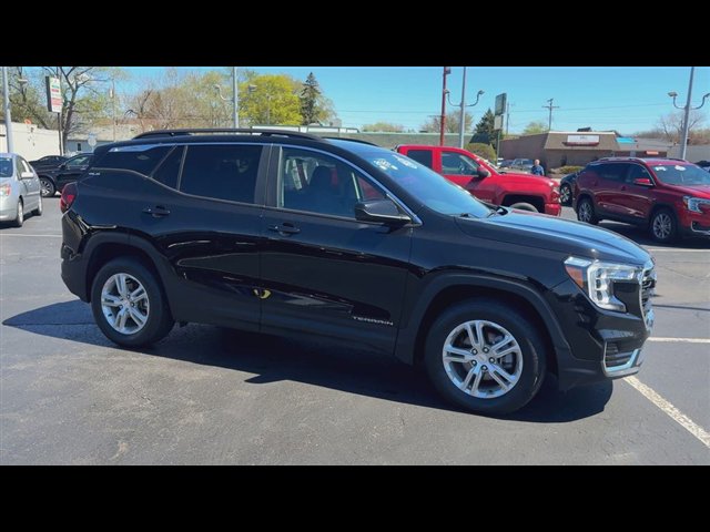 Certified 2023 GMC Terrain SLE w/ Driver Convenience Package image 2