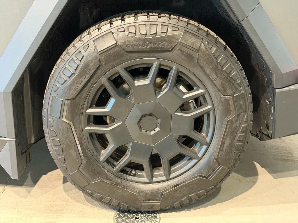 Used 2024 Tesla Cybertruck AWD Crew Cab image 11