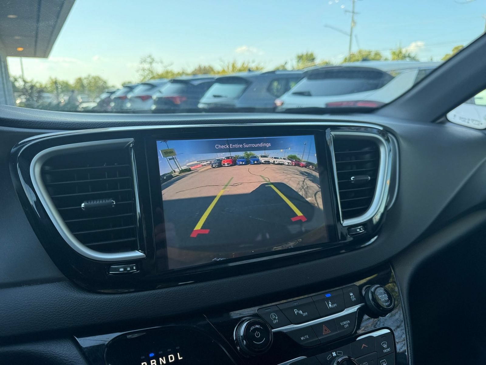 Used 2025 Chrysler Pacifica Select FWD image 25