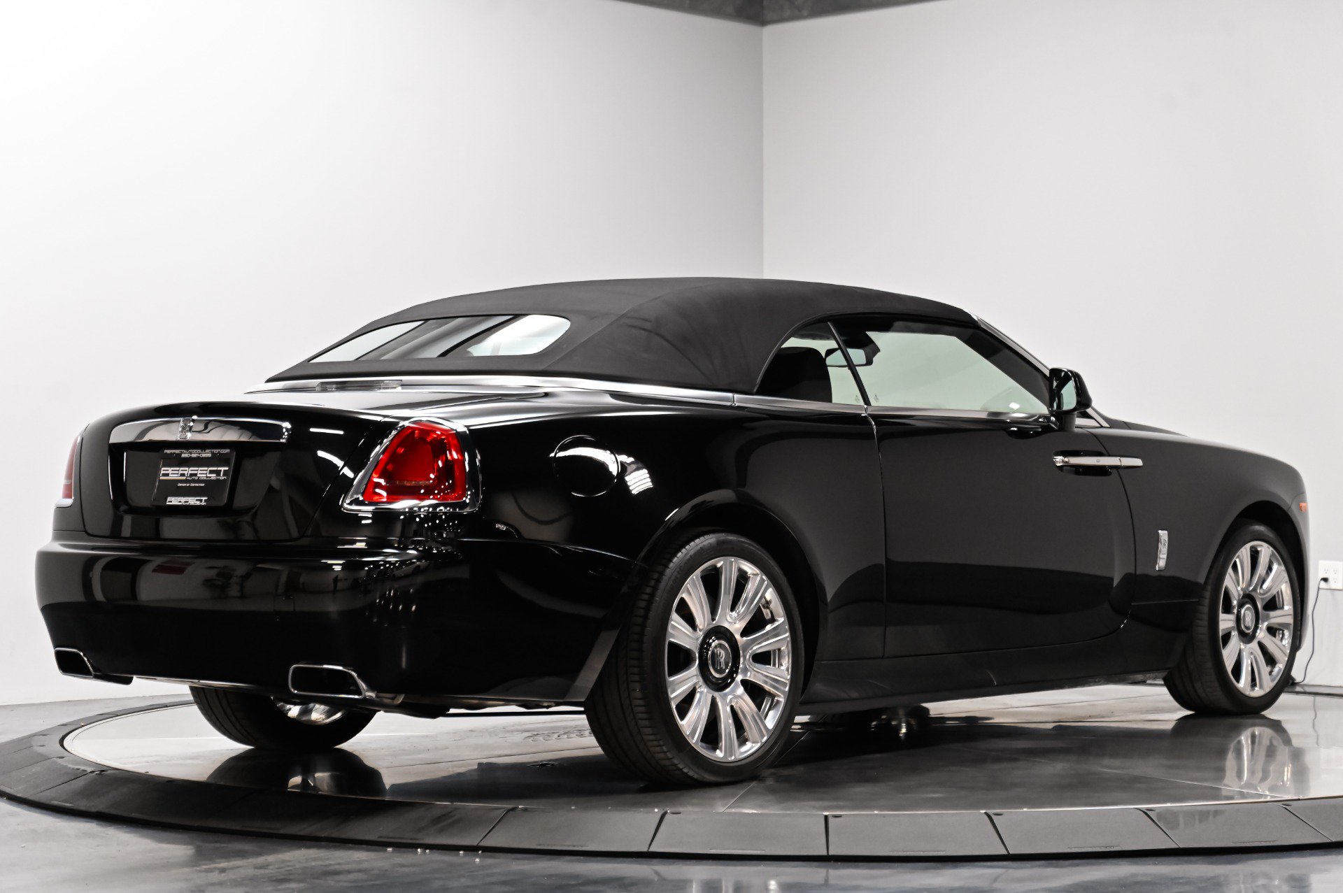 Used 2017 Rolls-Royce Dawn RWD image 34