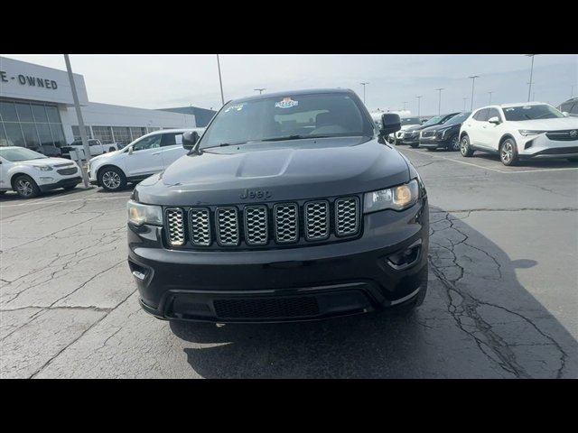 Used 2018 Jeep Grand Cherokee Altitude image 3
