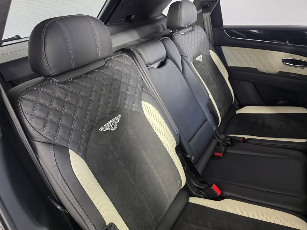 Used 2022 Bentley Bentayga AWD/4WD image 28