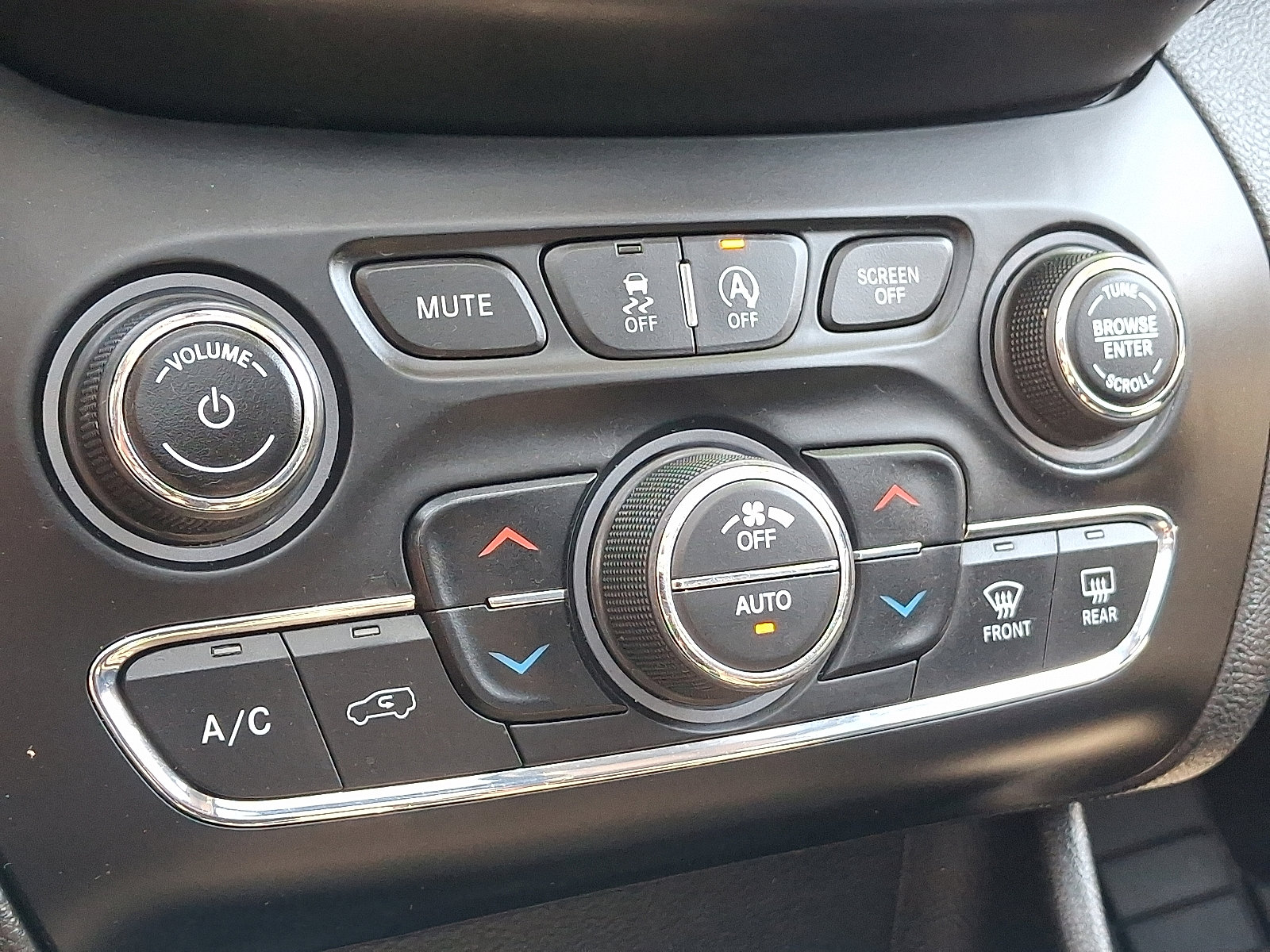 Used 2019 Jeep Cherokee Limited image 16