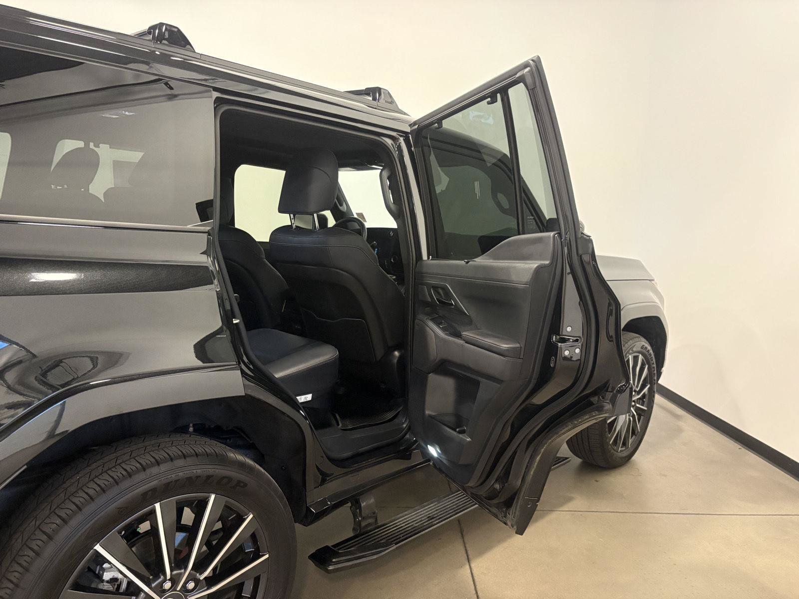 Used 2025 Lexus GX 550 w/ Accessory Package (2T) AWD/4WD image 35