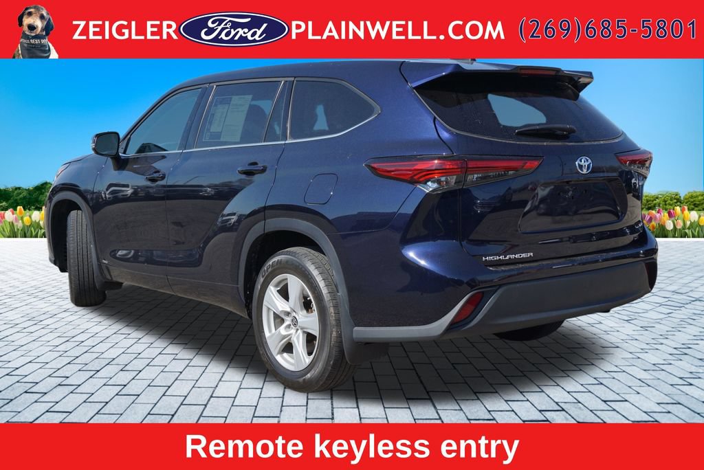Used 2022 Toyota Highlander LE AWD/4WD image 3