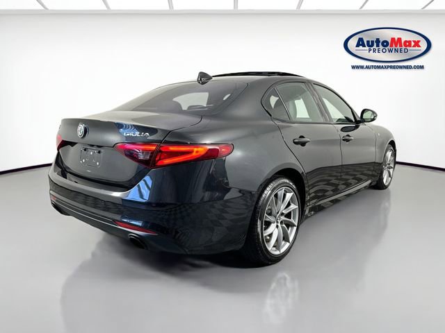 Used 2022 Alfa Romeo Giulia Ti AWD/4WD image 2