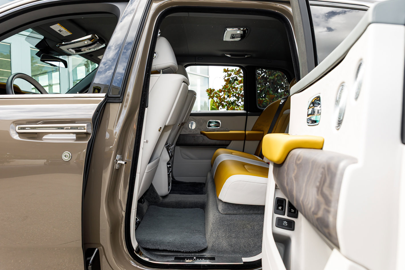 Certified 2025 Rolls-Royce Cullinan AWD/4WD image 35