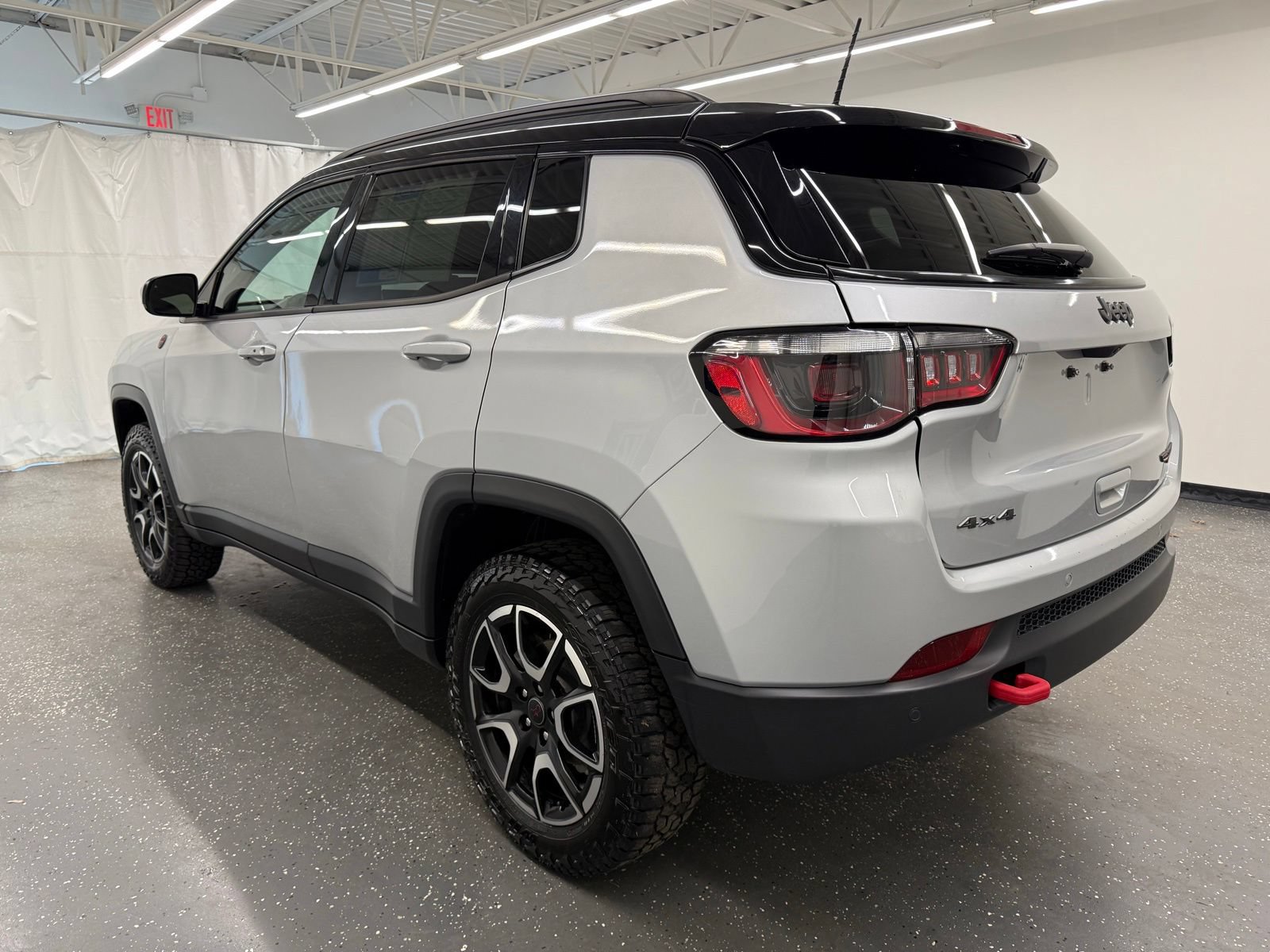 Used 2025 Jeep Compass Trailhawk AWD/4WD image 3