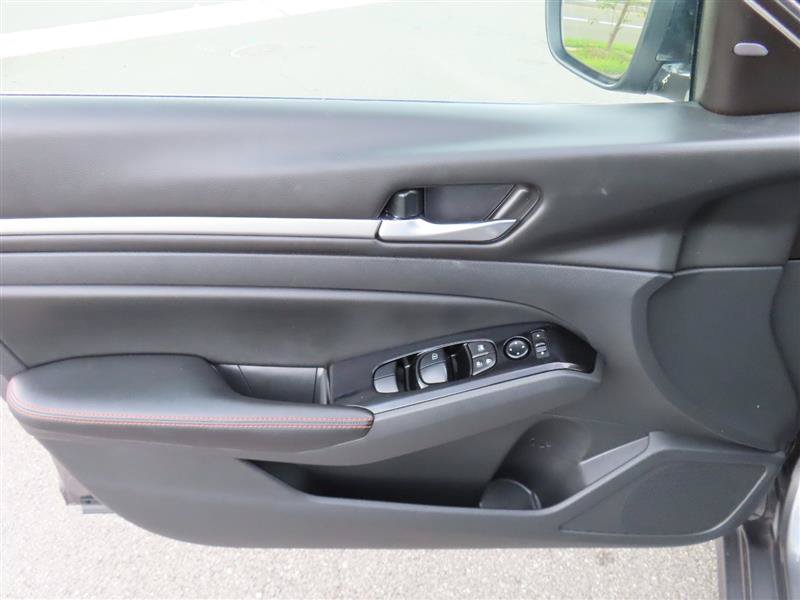 Used 2024 Nissan Altima 2.5 SR FWD image 17