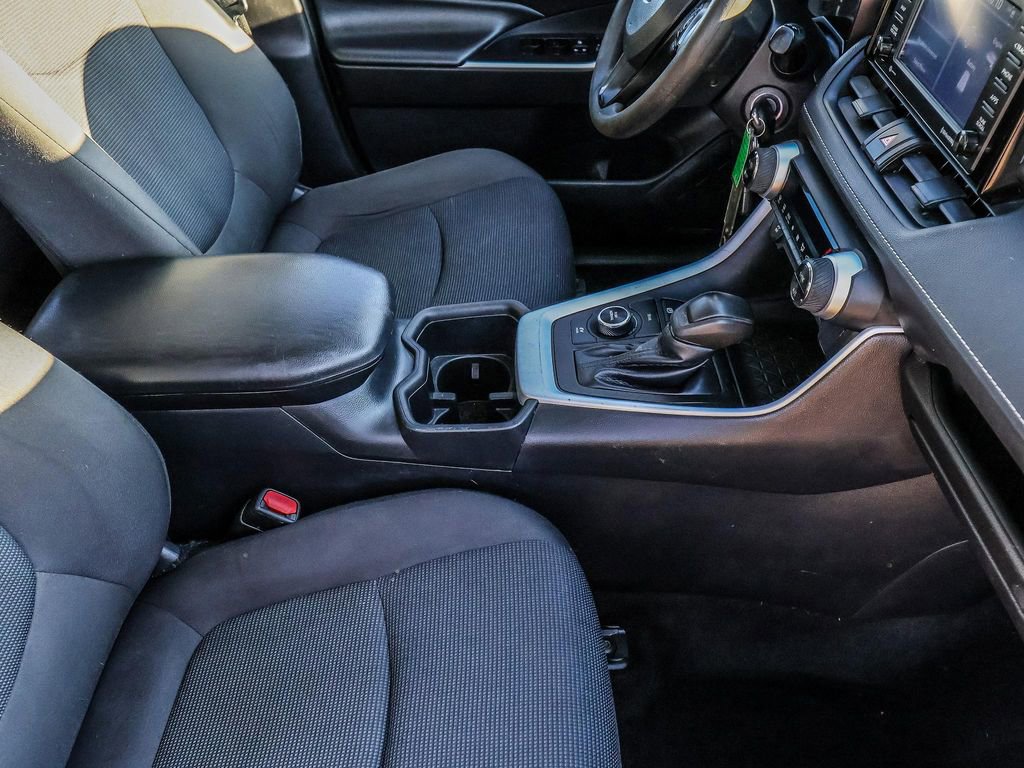 Used 2022 Toyota RAV4 LE image 17