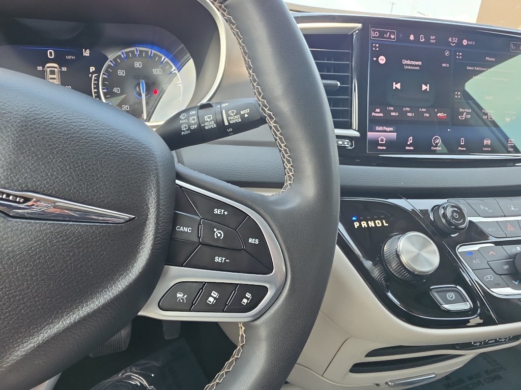 Used 2023 Chrysler Pacifica Touring-L FWD image 32