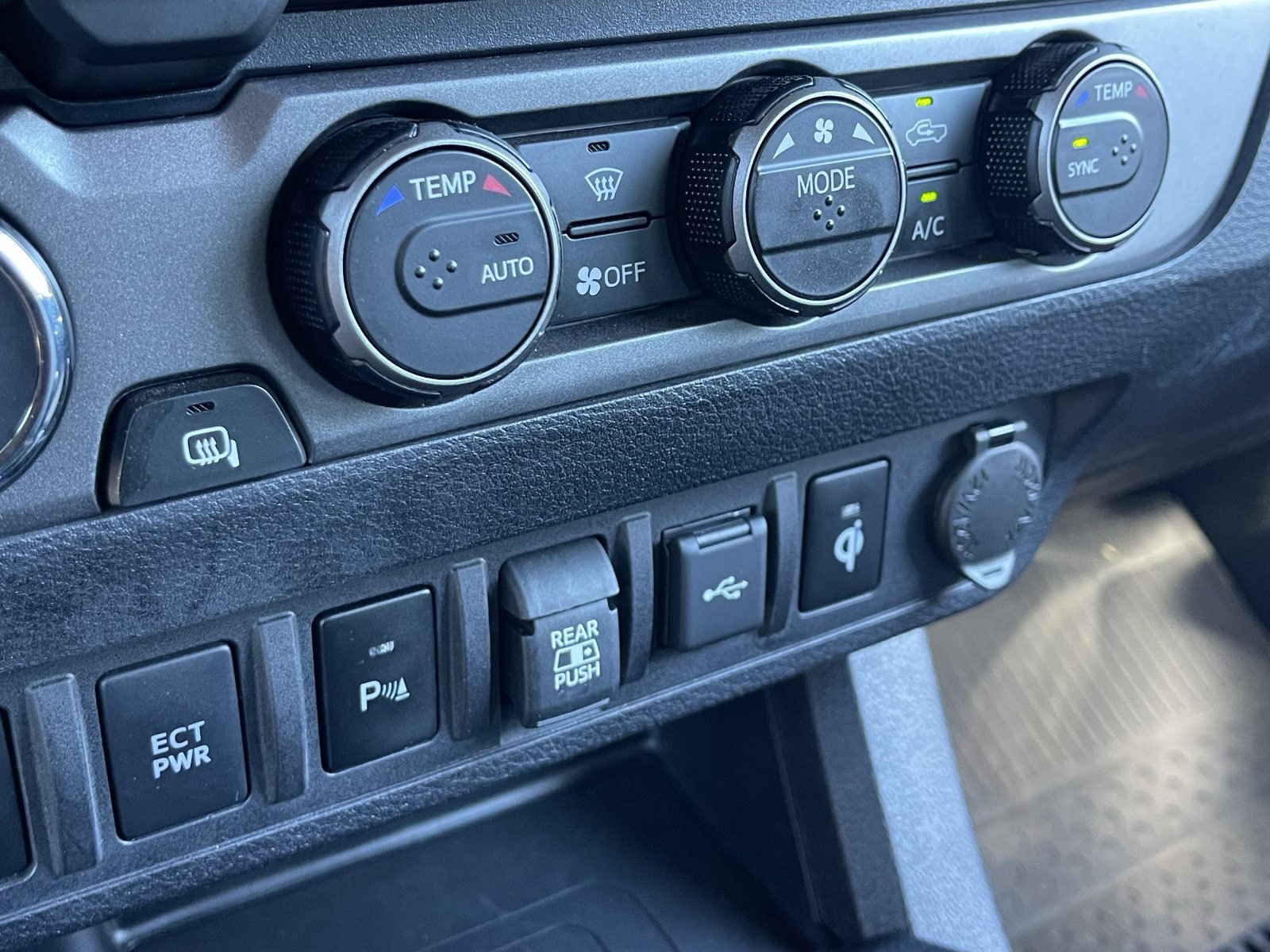 Used 2023 Toyota Tacoma TRD Off-Road w/ Technology Package AWD/4WD image 28