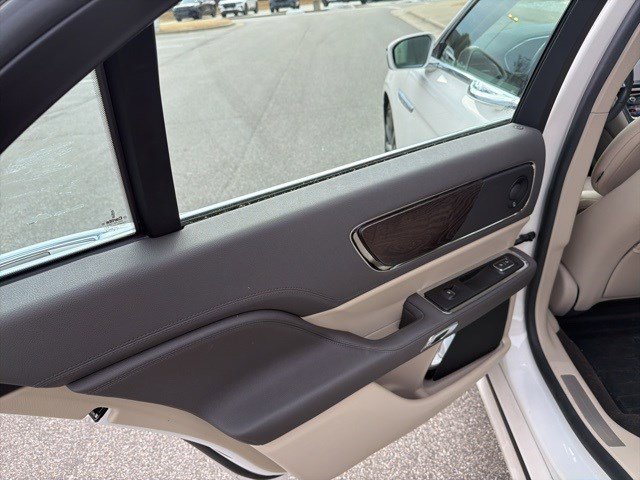 Used 2019 Lincoln Continental Reserve image 22