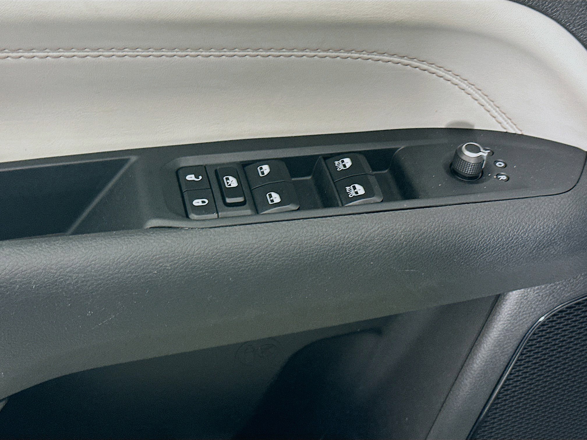 Used 2025 Jeep Compass Limited image 15