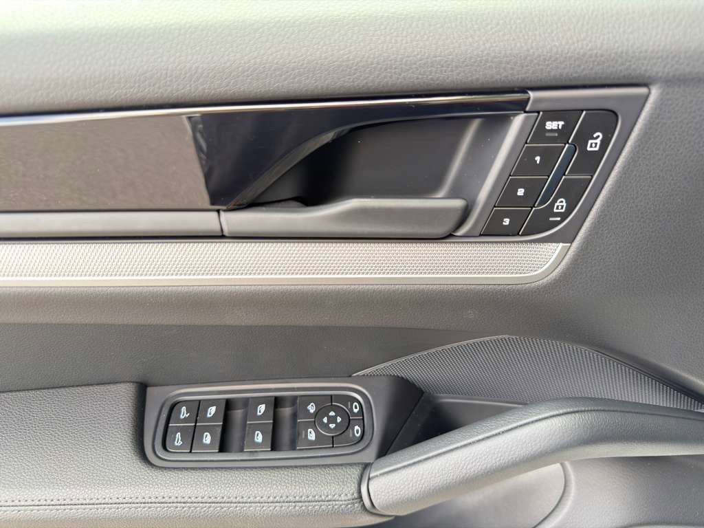 Certified 2026 Porsche Cayenne AWD/4WD image 8