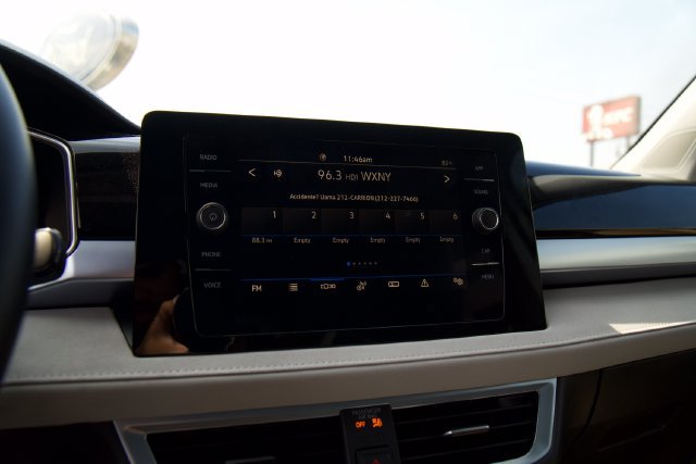 Used 2025 Volkswagen Taos SE w/ Panoramic Sunroof Package FWD image 21