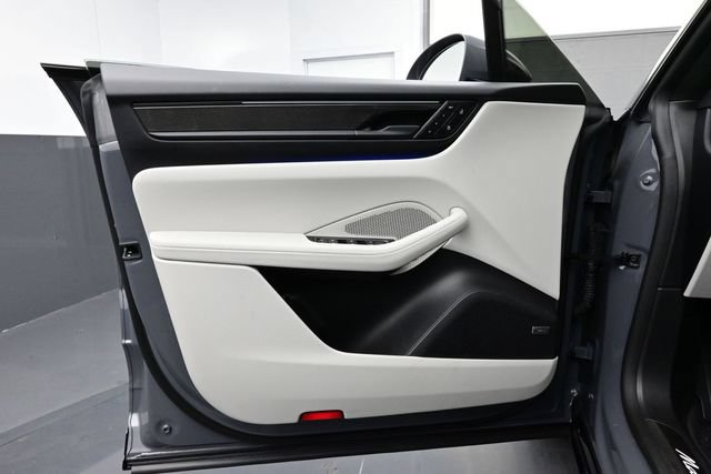 Certified 2025 Porsche Macan Turbo Electric AWD/4WD image 7