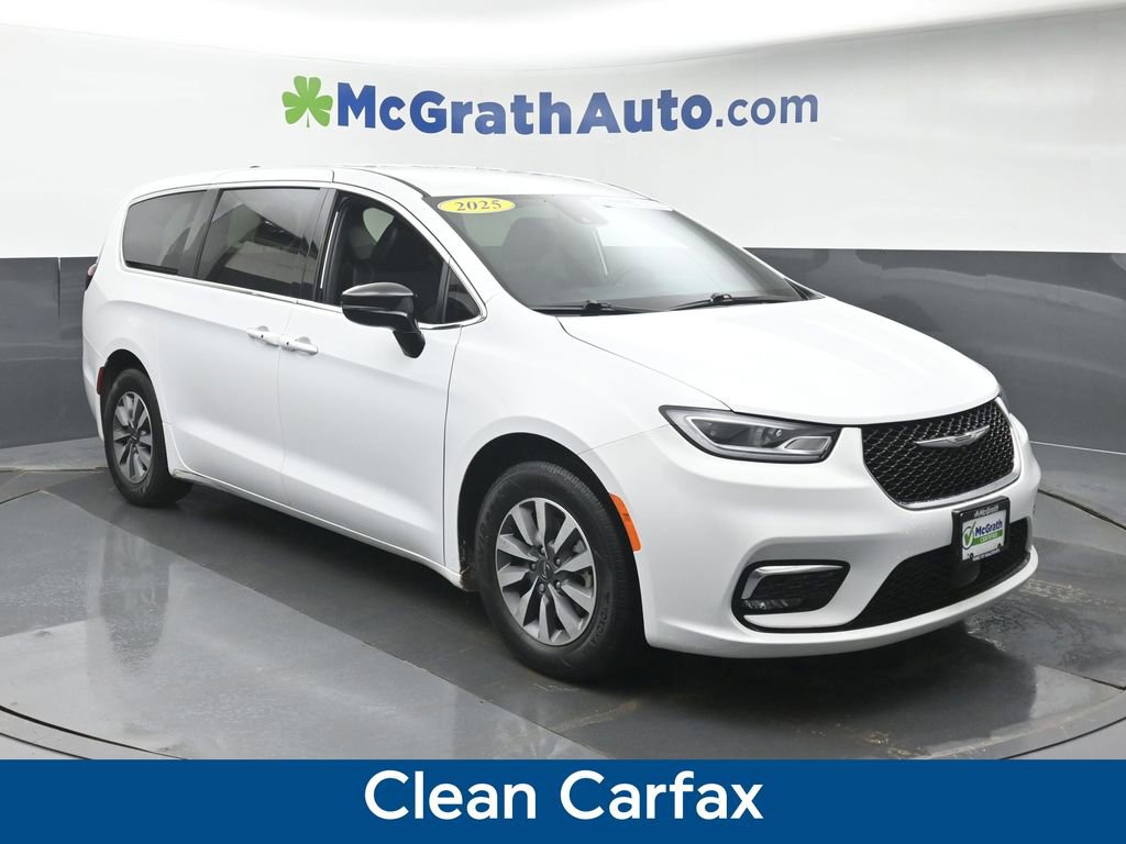 Used 2025 Chrysler Pacifica Select image 2