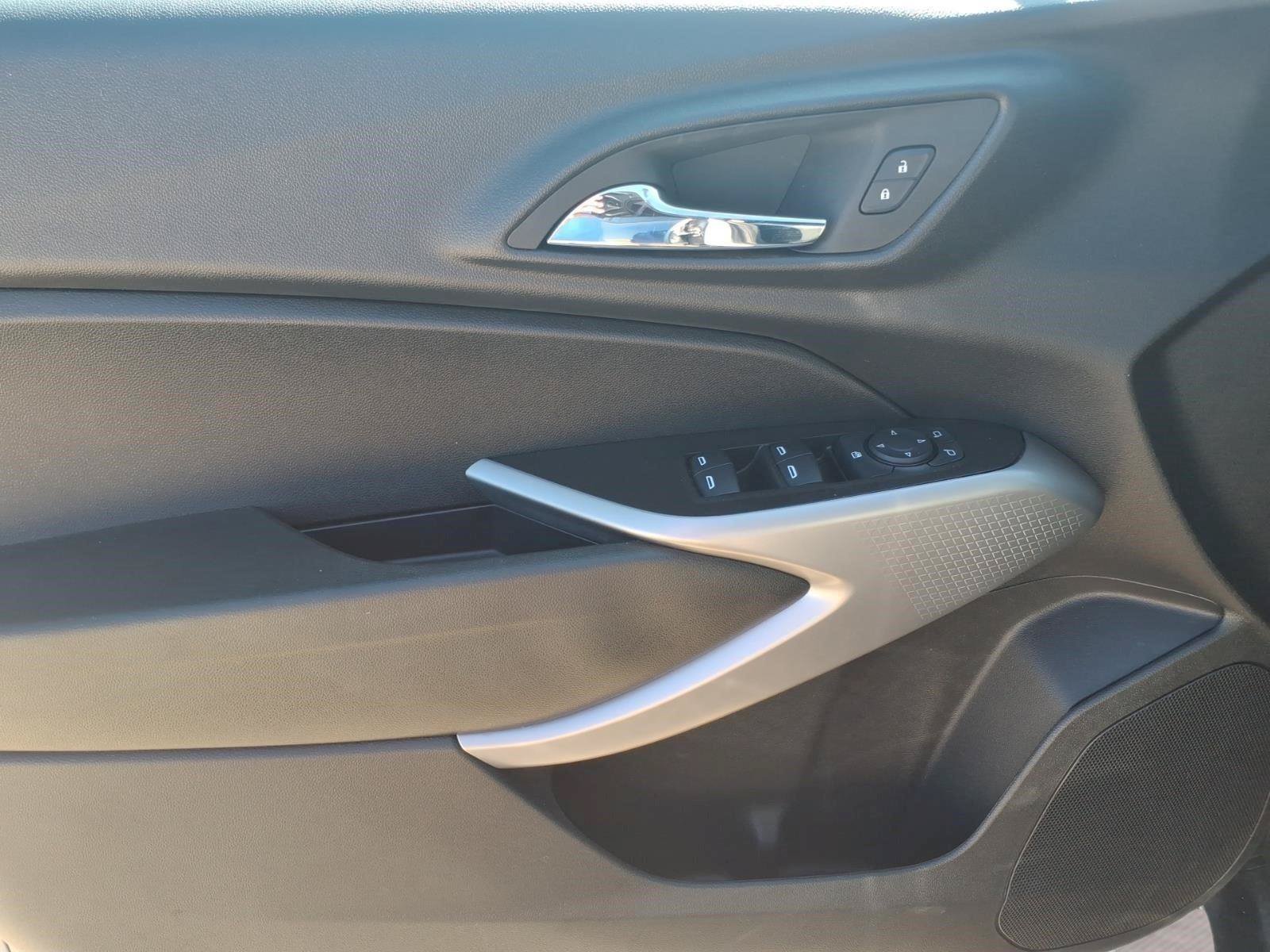 Used 2024 Chevrolet Trax RS w/ Sunroof Package FWD image 15