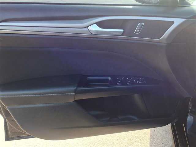 Used 2017 Ford Fusion SE w/ Fusion SE Technology Package image 18