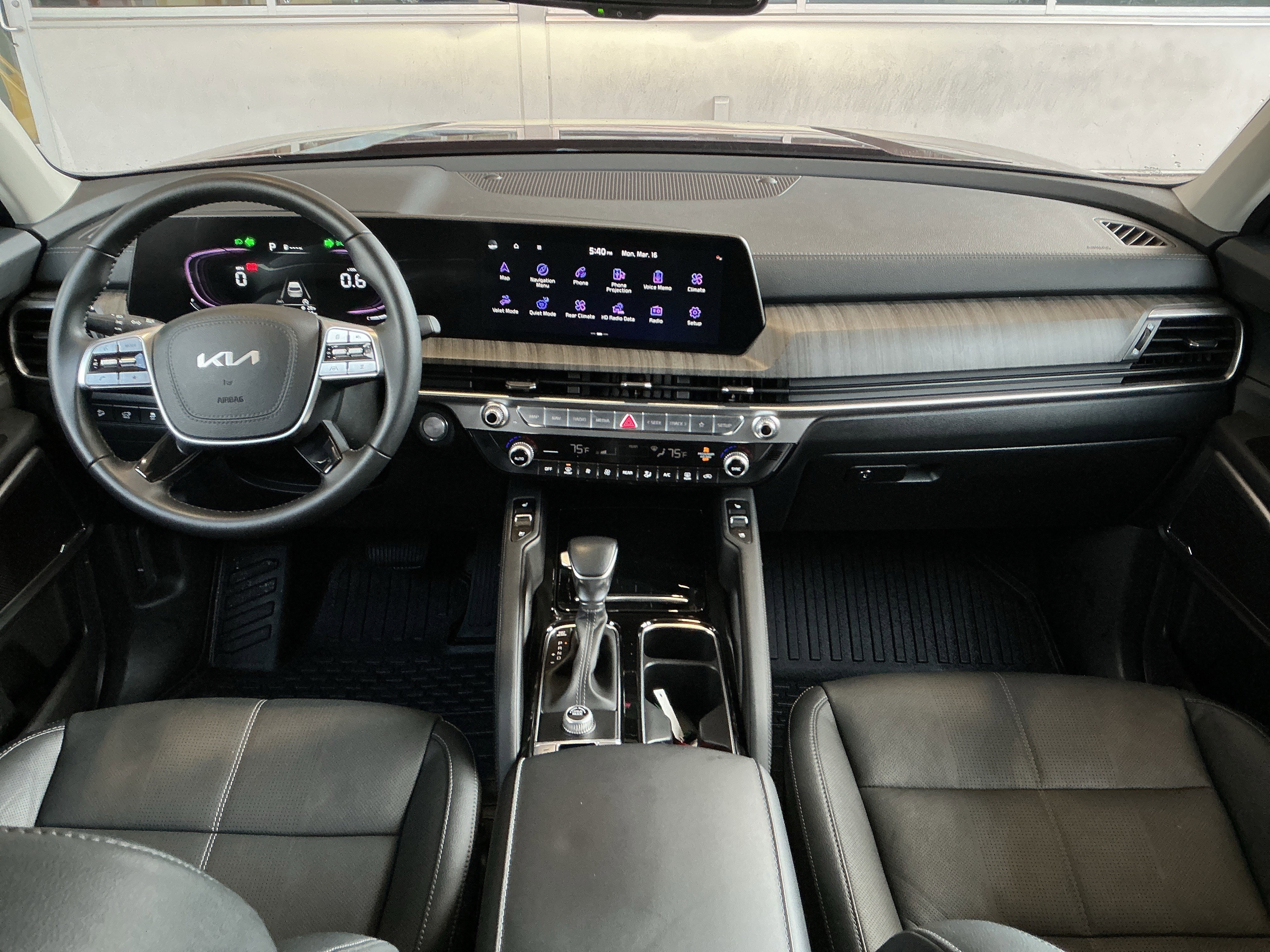 Used 2024 Kia Telluride EX w/ EX Captain's Chair Package image 4