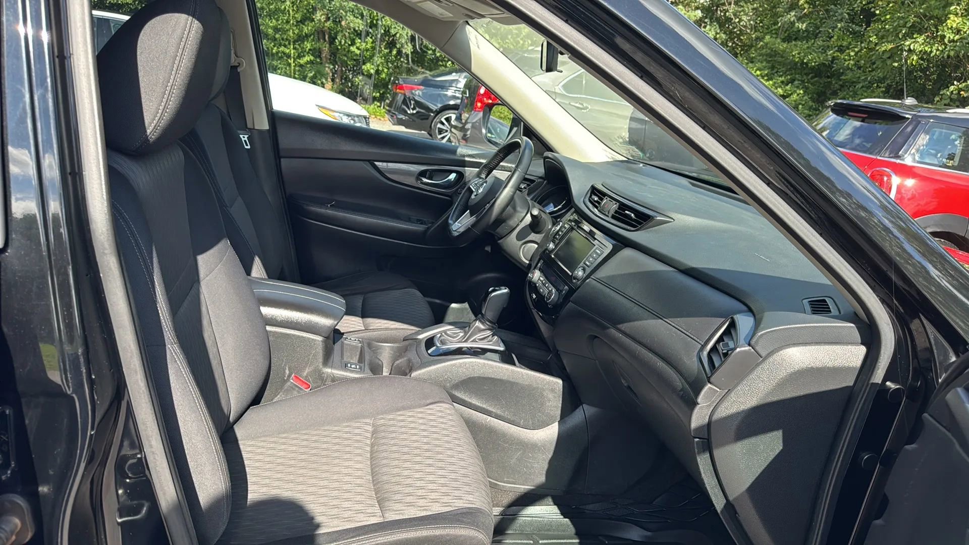 Used 2018 Nissan Rogue SV image 12