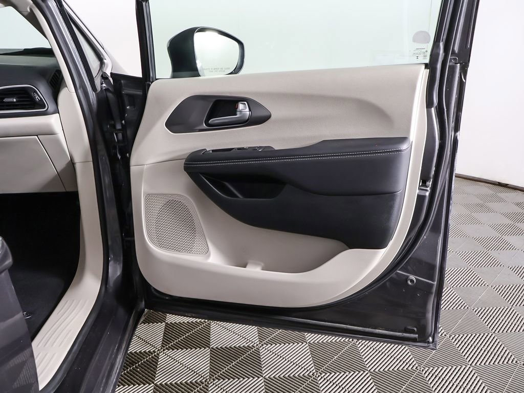 Used 2023 Chrysler Pacifica Touring-L FWD image 26