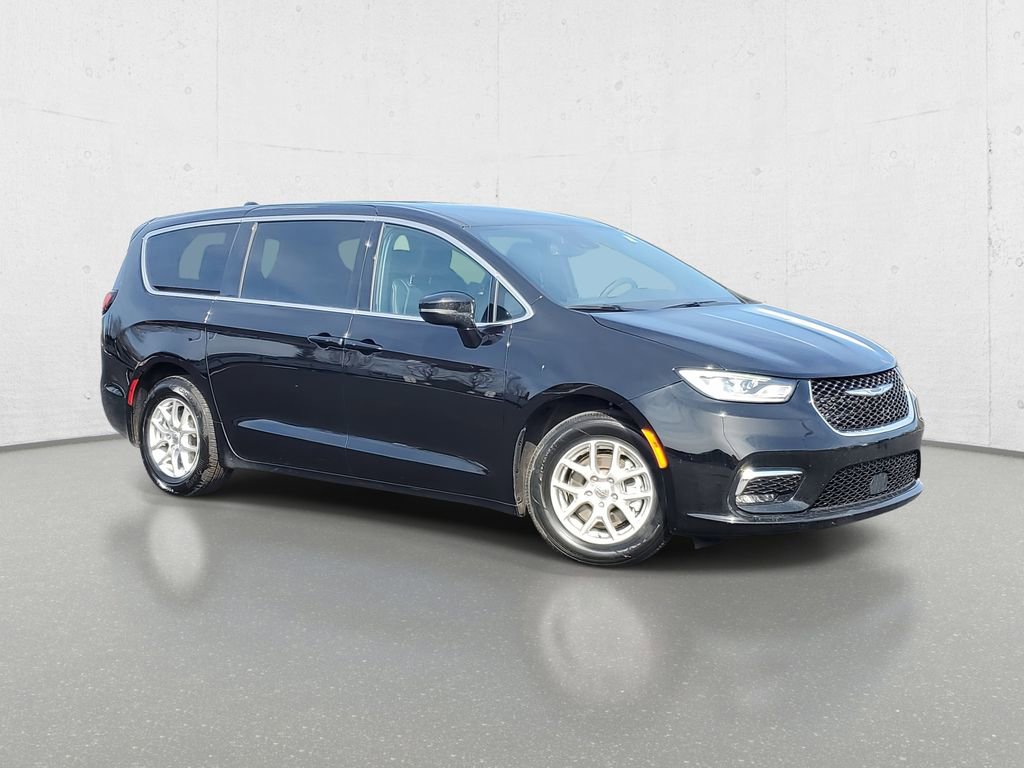 Used 2025 Chrysler Pacifica Select image 2