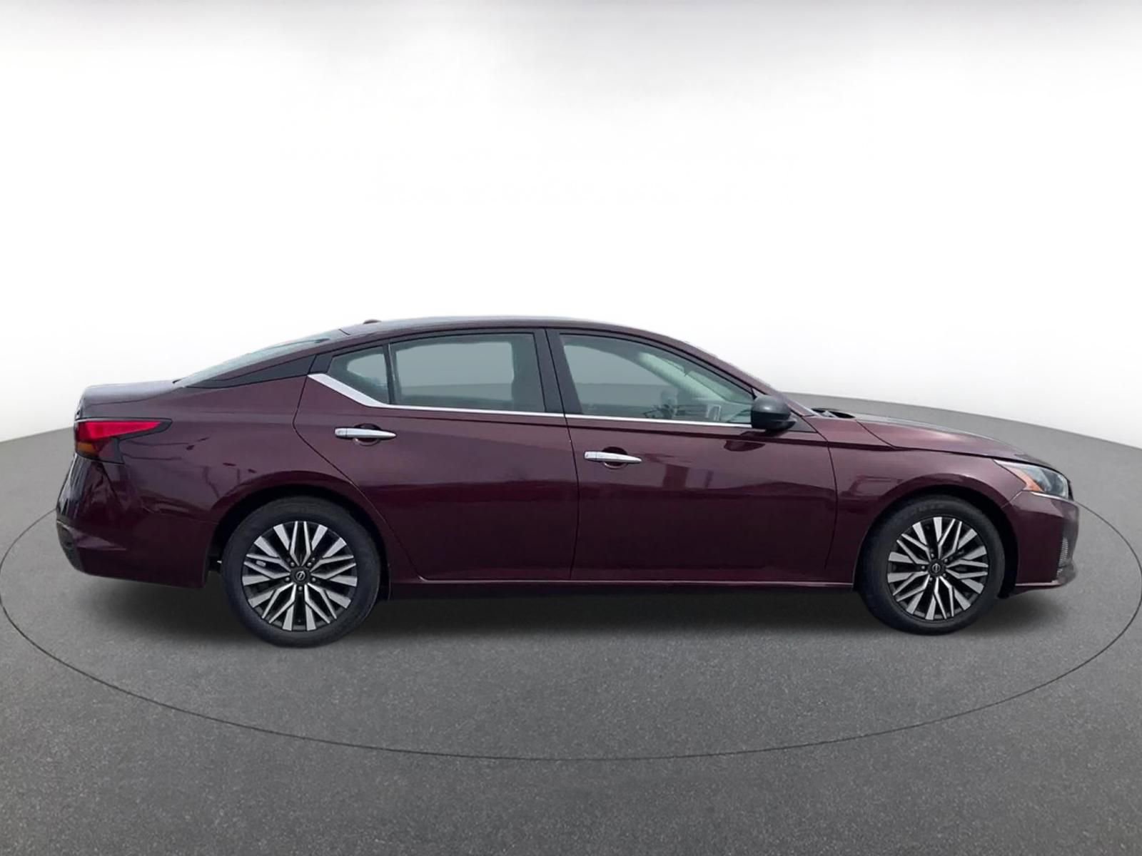 Used 2024 Nissan Altima 2.5 SV FWD image 15