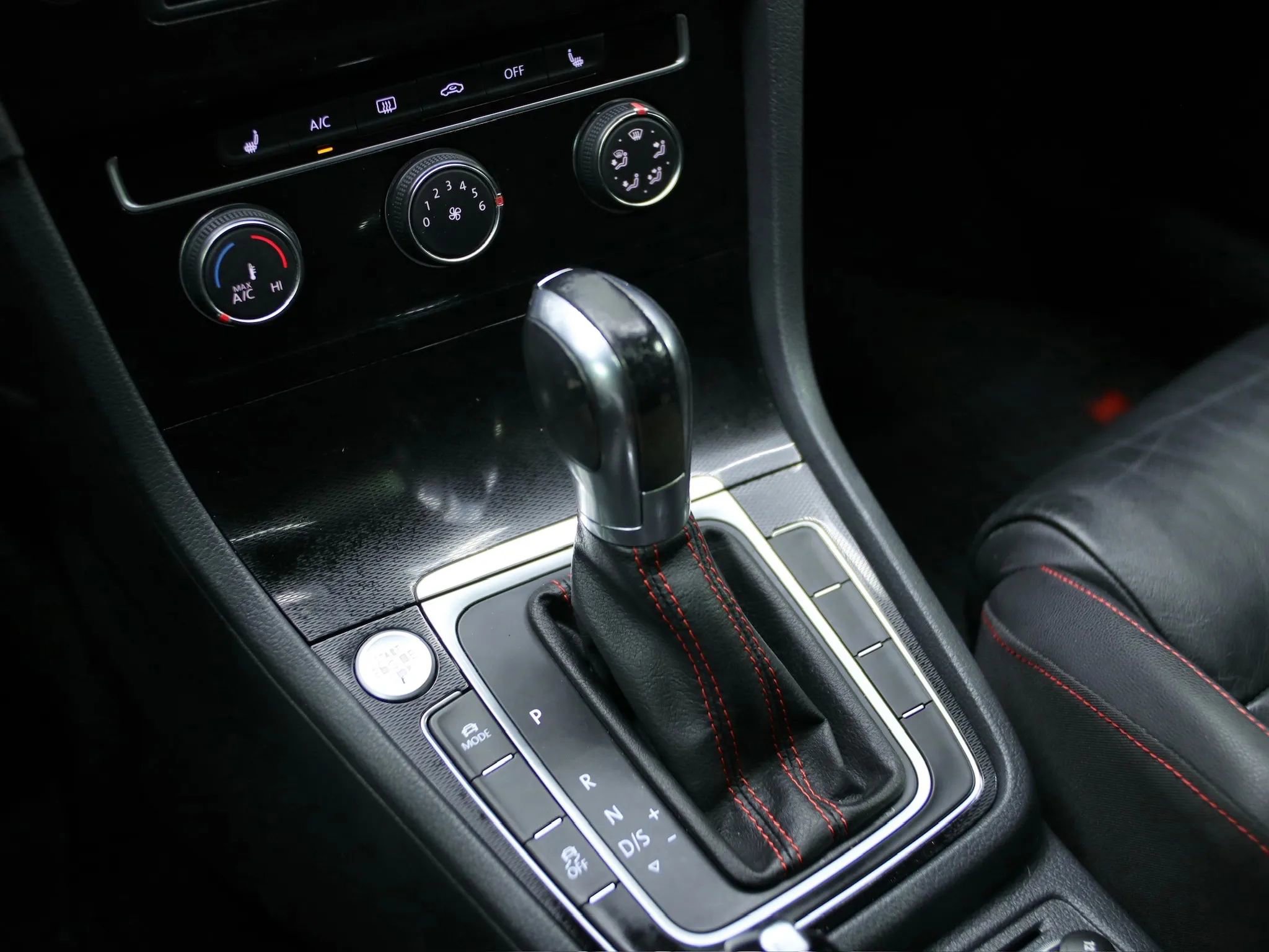 Used 2015 Volkswagen GTI SE image 29