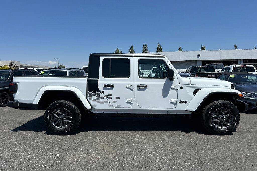 New 2025 Jeep Gladiator Sport AWD/4WD image 3