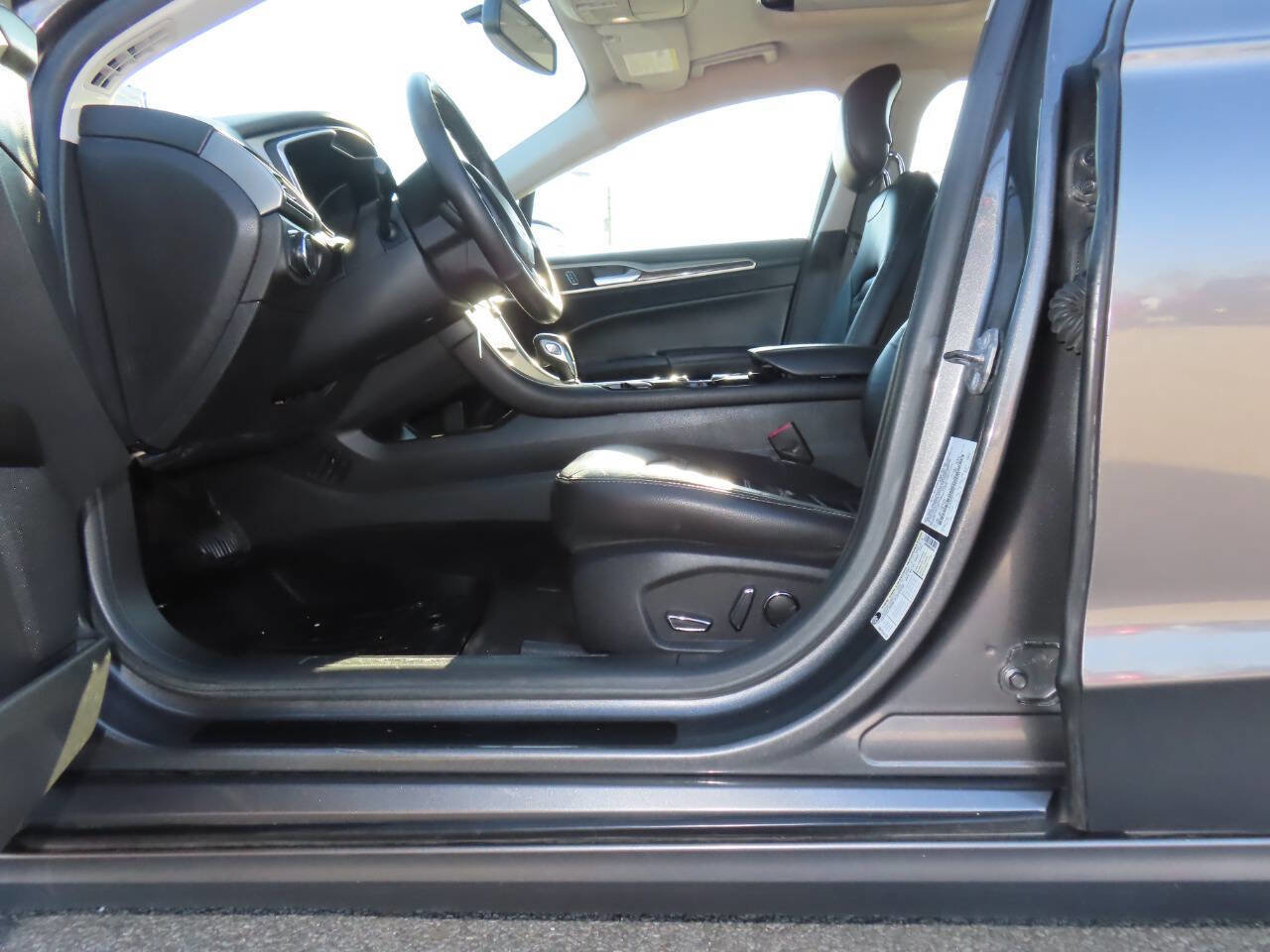 Used 2014 Ford Fusion SE w/ Equipment Group 202A image 12