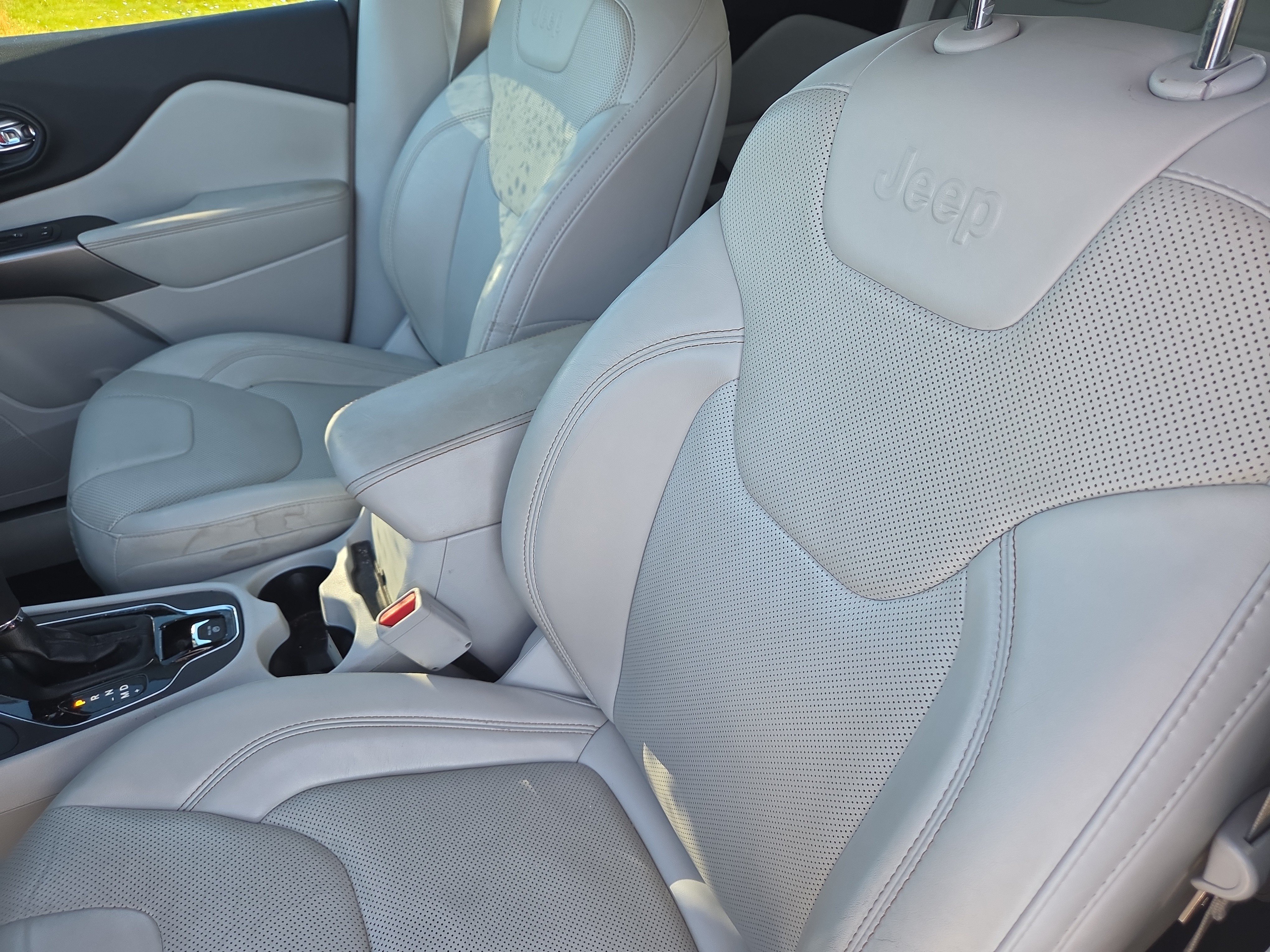 Used 2019 Jeep Cherokee Limited AWD/4WD image 2