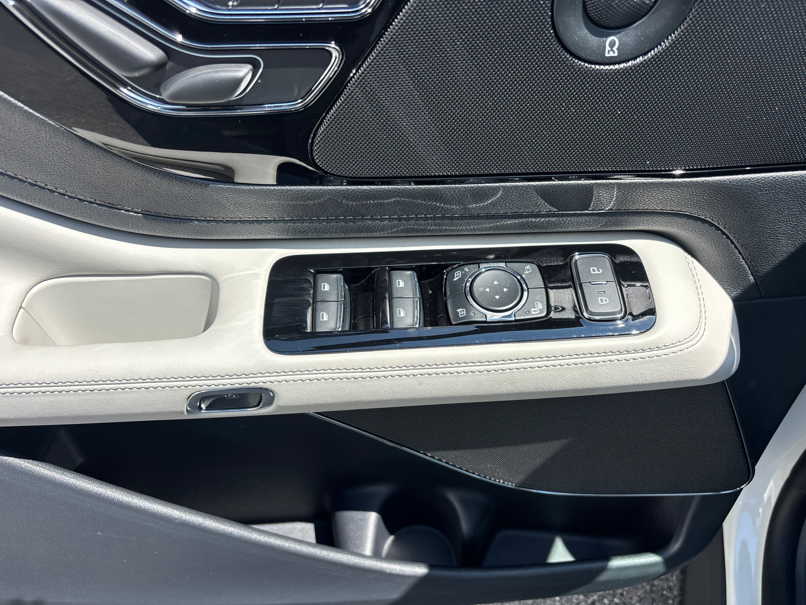 New 2026 Lincoln Aviator Reserve w/ Illumination Package AWD/4WD image 13