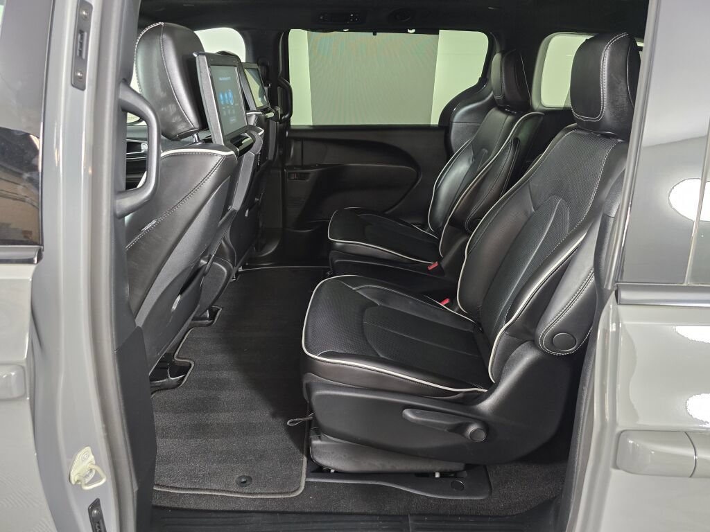 Used 2023 Chrysler Pacifica Limited w/ Uconnect Theater Family Group FWD image 34