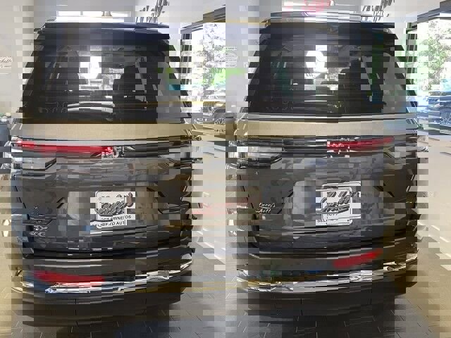 Used 2023 Jeep Grand Cherokee 4WD 4xe w/ Luxury Tech Group II image 6