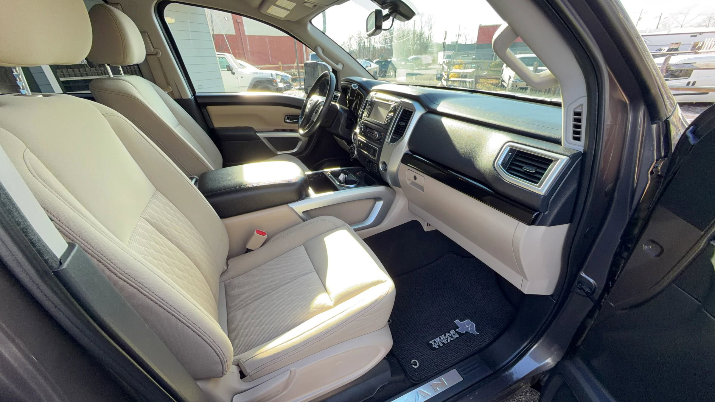 Used 2017 Nissan Titan SV image 12