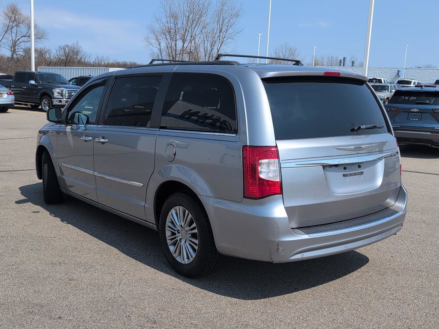 Used 2015 Chrysler Town & Country Touring-L w/ Driver Convenience Group image 4