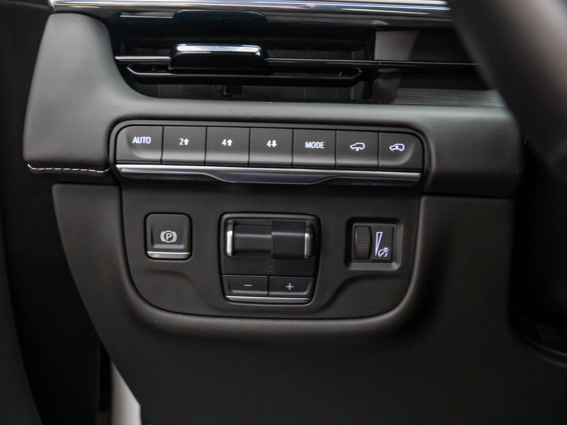 Certified 2024 Cadillac Escalade ESV Premium Luxury Platinum w/ Heavy-Duty Trailer Package image 24