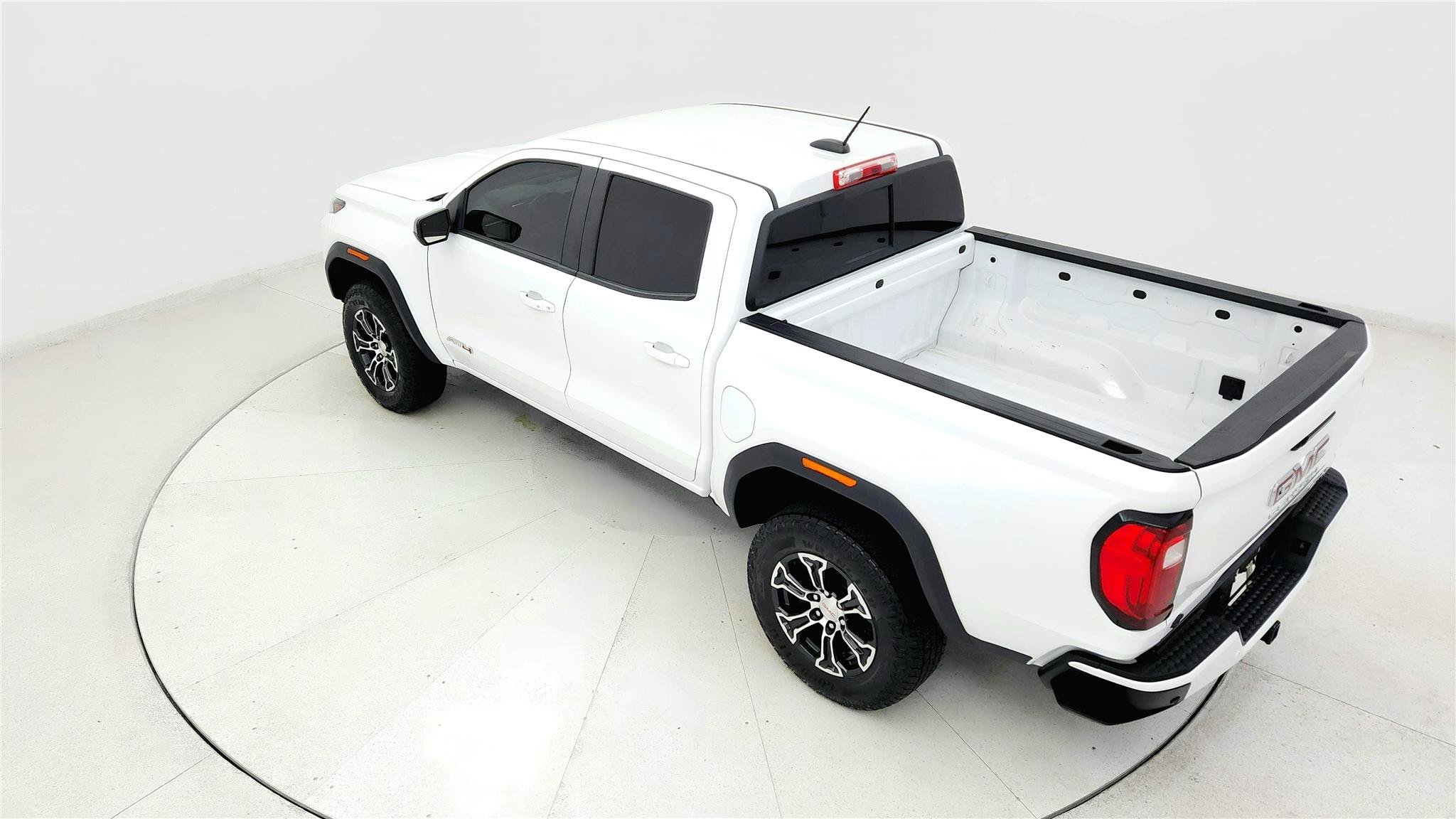 Used 2024 GMC Canyon AT4 w/ AT4 Premium Package AWD/4WD image 15