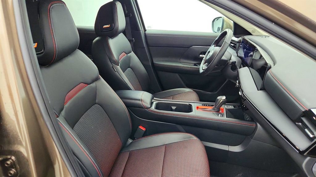 Used 2025 Nissan Kicks SR w/ SR Premium Package AWD/4WD image 25