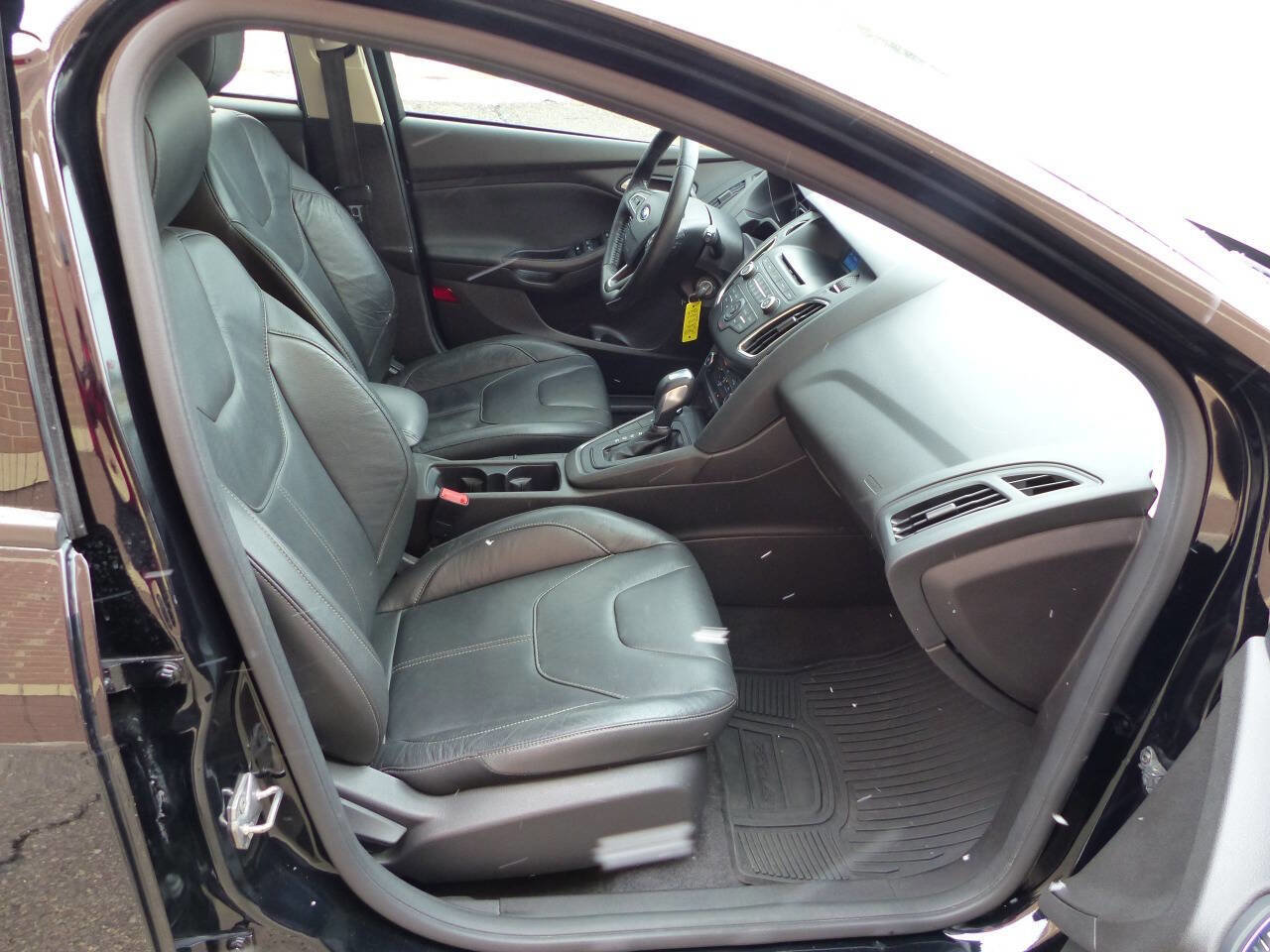 Used 2016 Ford Focus SE w/ Equipment Group 201A FWD image 39