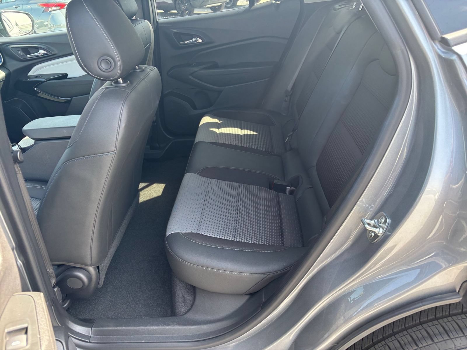 Used 2025 Chevrolet Trax LT FWD image 24