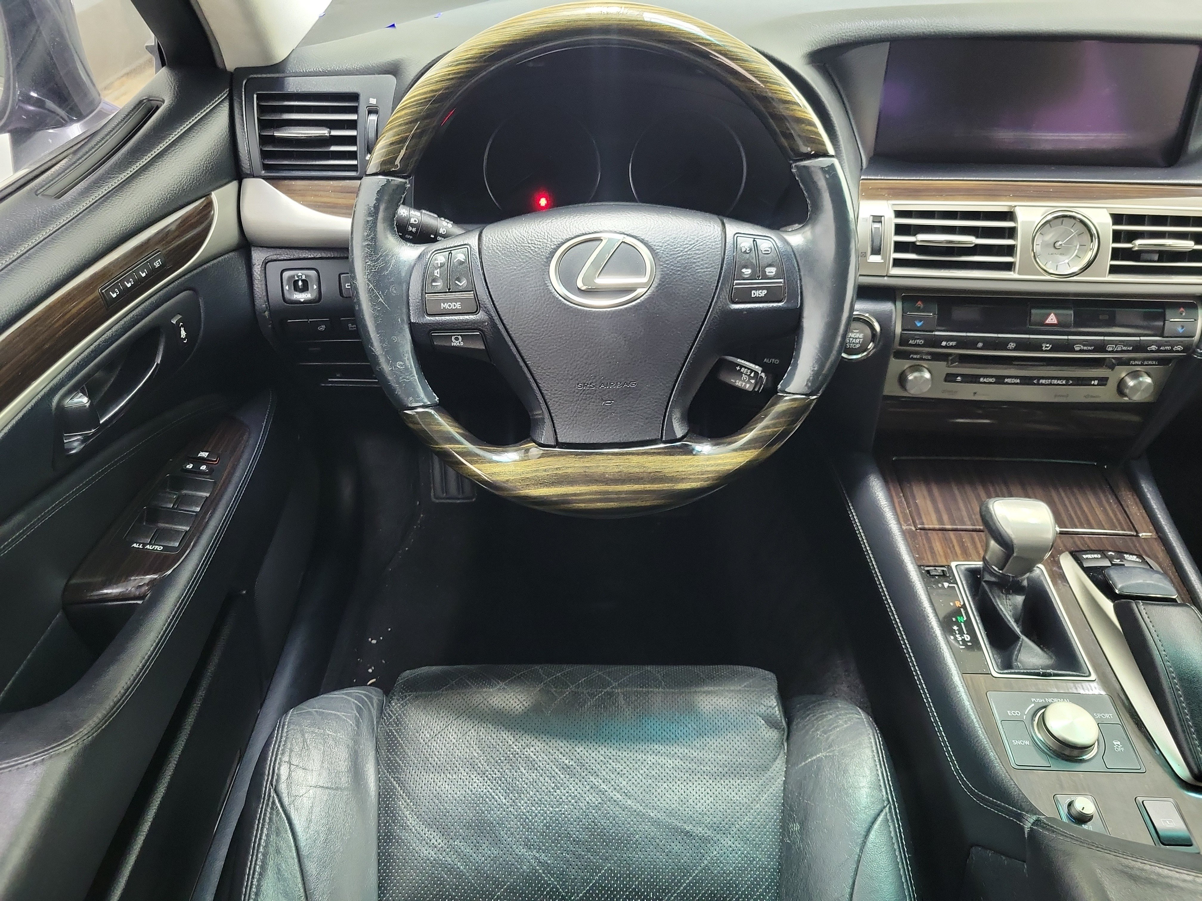 Used 2013 Lexus LS 460 w/ Comfort Pkg RWD image 12