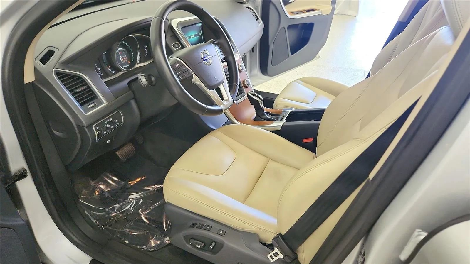Used 2017 Volvo XC60 T5 Inscription w/ Preferred Option Package AWD/4WD image 22