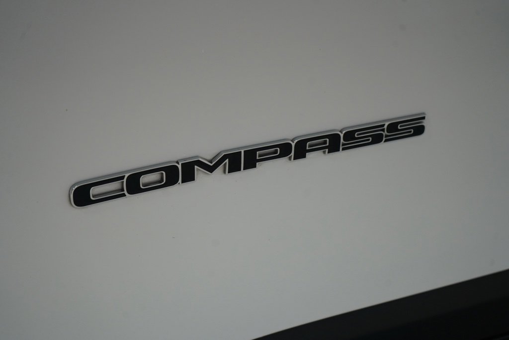 Used 2025 Jeep Compass Latitude w/ Sun & Sound Group AWD/4WD image 13