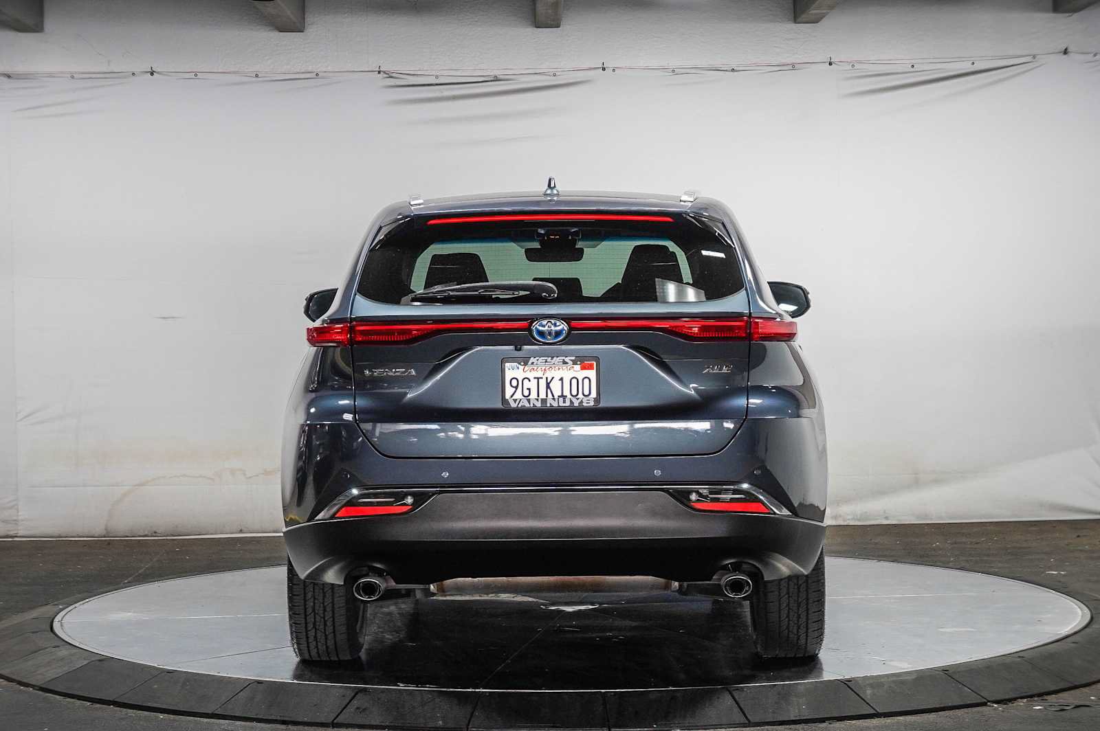 Certified 2023 Toyota Venza XLE AWD/4WD image 3