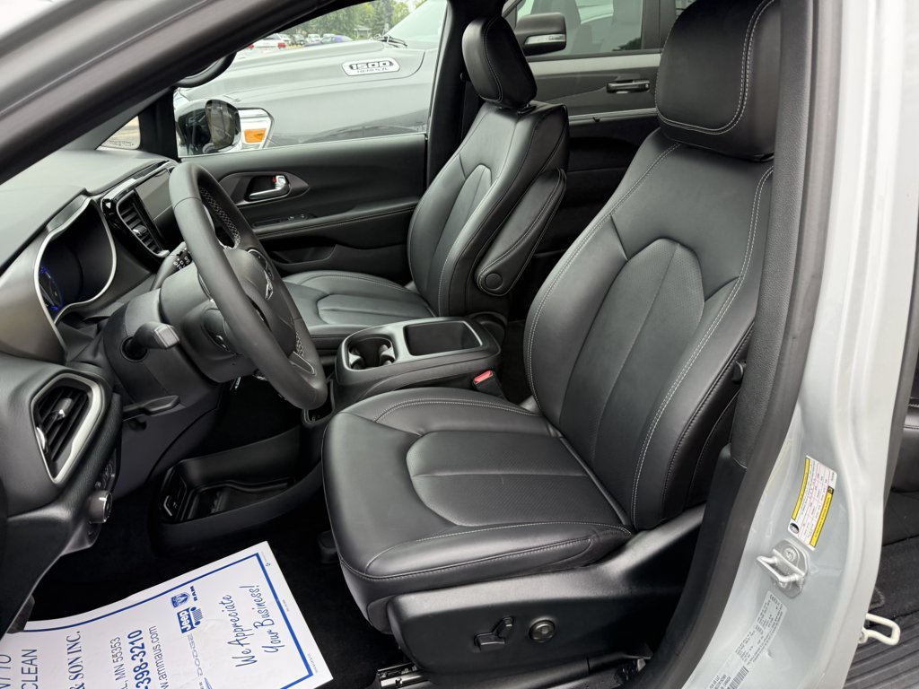 Used 2026 Chrysler Pacifica Select FWD image 10